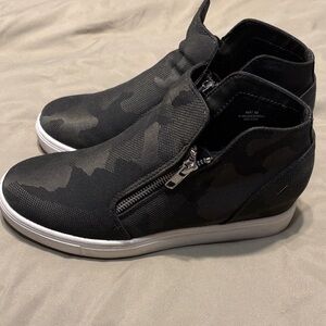 Cushionaire Hart ankle boots, camouflage with zippers, size 8M